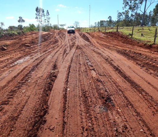 Infraestrutura trabalhava, na manhã dessa quinta, na Estrada Asa Branca, confira fotos da estrada