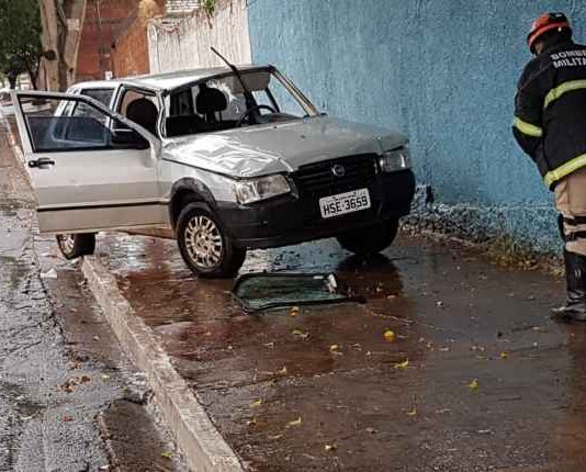 Passageiro é lançado para fora de carro após capotamento
