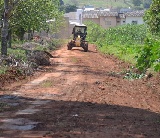 Secretaria de Infraestrutura presta serviço de recuperação em ruas não asfaltadas
