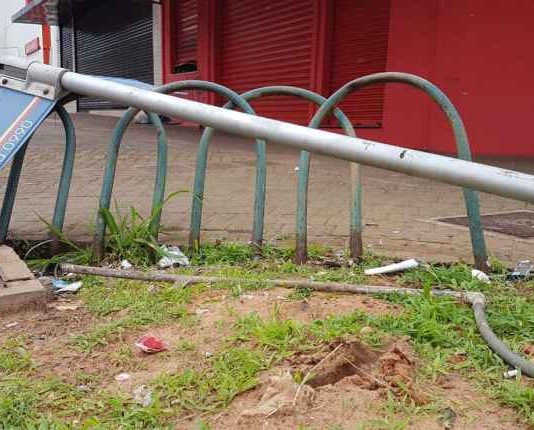 Ladrão usa placa de rua para roubar refrigerante de lanchonete da Calógeras