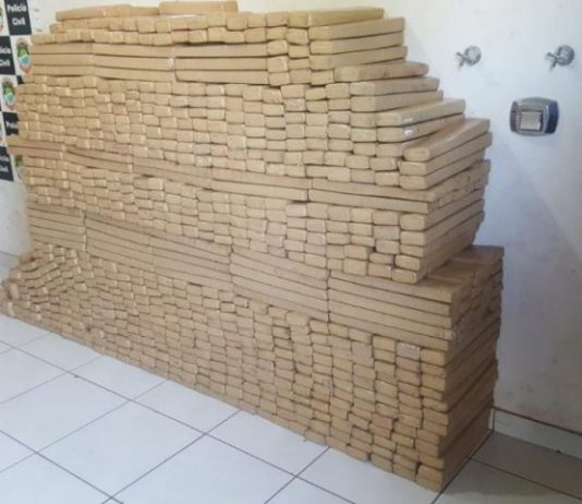 Carro dá defeito e traficantes “caem” com uma tonelada de maconha