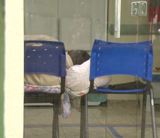 Pacientes com câncer são internados em cadeiras de plástico