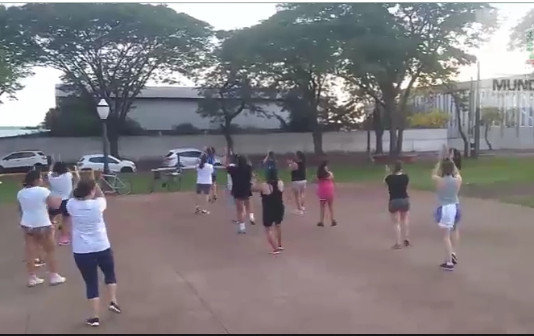 Com um ano e meio de atividade, o projeto Zumba na Praça é uma opção econômica e agradável de manter a forma