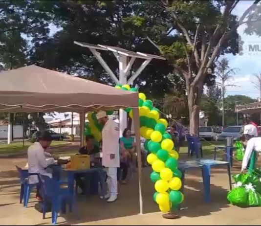 A empresa Pax Primavera estava realizando uma ação social na praça da igreja Matriz, com medição de pressão, teste de glicemia e serviços odontológicos de graça.