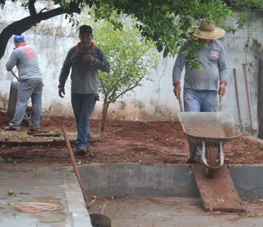 Infraestrutura constrói calçada e faz manutenção de parte elétrica no Cei Paulo Freire nesta terça (19)