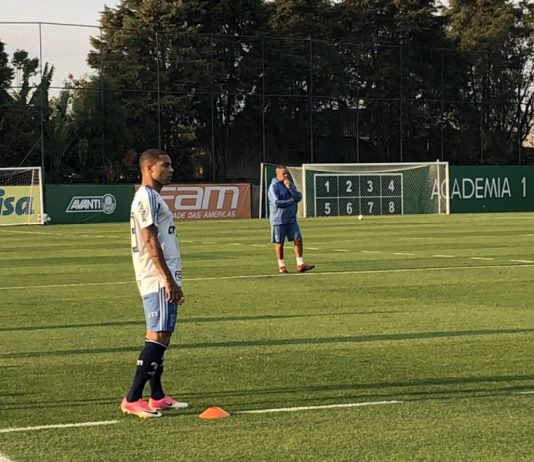 Lateral ex-Corinthians e Palmeiras começa a ganhar espaço no Santos