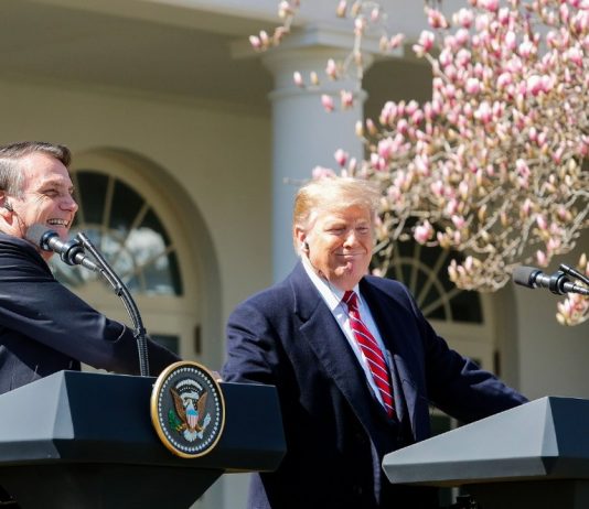 Após encontro com Trump, Bolsonaro chega ao Brasil para discutir previdência dos militares