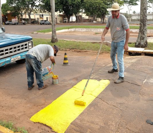 Setor de pintura realiza manutenção na lombada da Avenida Campo Grande
