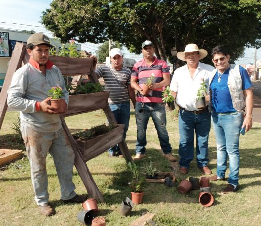 Manutenção do jardim da rotatória na Avenida JK foi realizado nesta manhã (26)