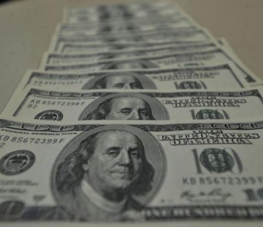 Dólar sobe e fecha cotado a R$ 3,85; Bolsa tem maior queda em 2 semanas