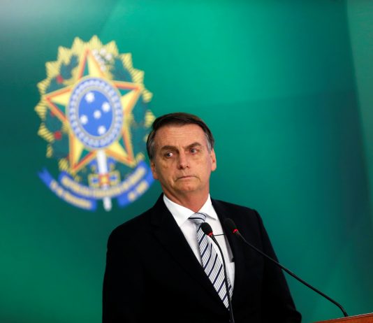 Bolsonaro assina decreto que acaba com o horário de verão