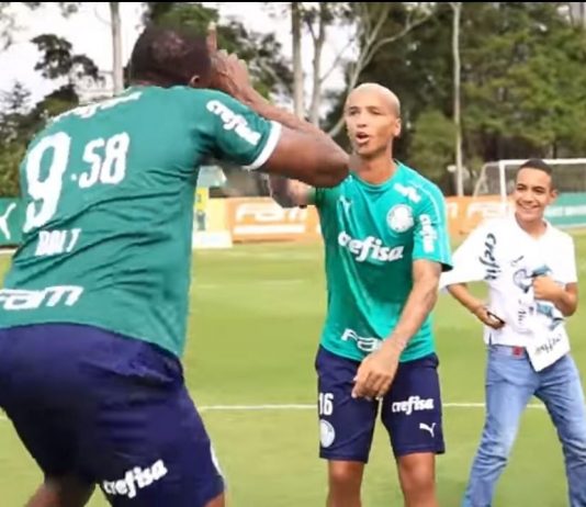 Bolt comemora como Gustagol e leva ‘bronca’ de Deyverson em visita ao Palmeiras