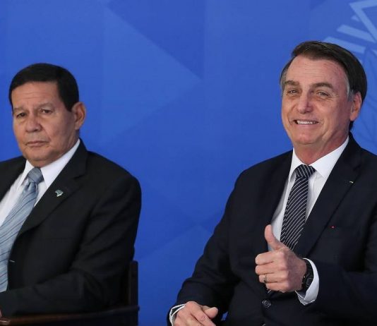 Bolsonaro nega briga com Mourão: “Dormimos juntos todo dia”