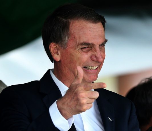 Bolsonaro assina decreto com novas regras sobre uso de armas e munições