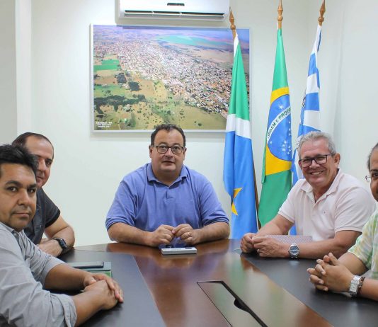 Prefeito Bandeira recebe comissão organizadora da Festa da Padroeira em Amambai