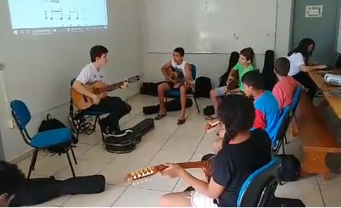 Terça feira é dia de aulas de viola caipira