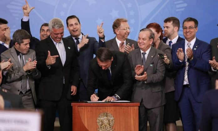 xBolsonaro-assina-decreto.jpg.pagespeed.ic.L2TQWL77S_