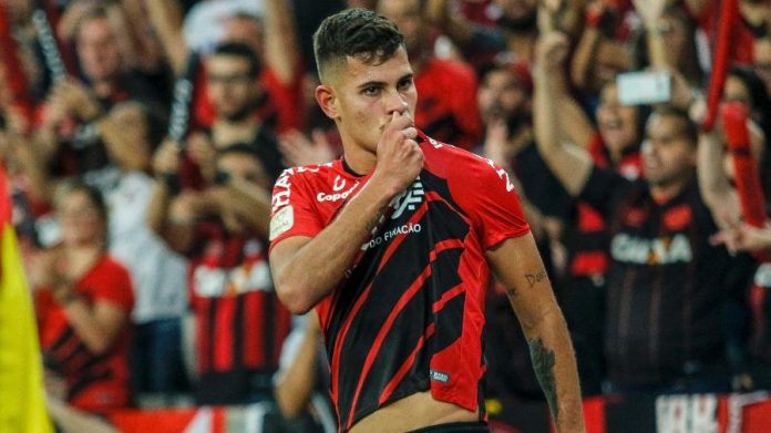 bruno-guimaraes-comemora-gol-do-athletico-contra-o-inter-1568254004913_v2_900x506