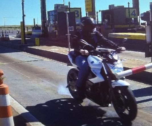 Para “economizar” R$ 8, motociclista fura pedágio, cai e toma prejuízo de R$ 3 mil; assista