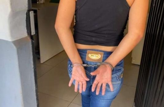 Mulher que esfaqueou filho de 14 anos diz: “Filho nenhum vai bater em mim”