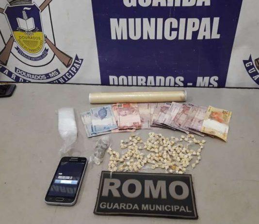 Jovem tenta dar descarga em 200 ‘trouxinhas’ de cocaína, mas acaba preso