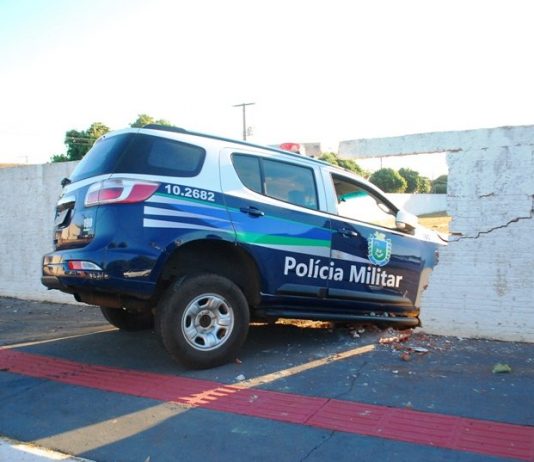 Policiais sofrem acidente e colidem viatura em muro de cemitério durante perseguição