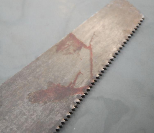 Homem chega em casa embriagado, não deixa filha e esposa entrar na residência, e mulher o agride com serrote