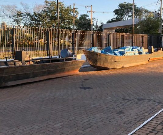 Mundo Novo – Policiais realizam apreensão de 06 embarcações e 500 caixas de cigarros paraguaios