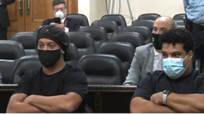 ronaldinho-gaucho-e-assis-durante-audiencia-no-paraguai-1598295645635_v2_900x506