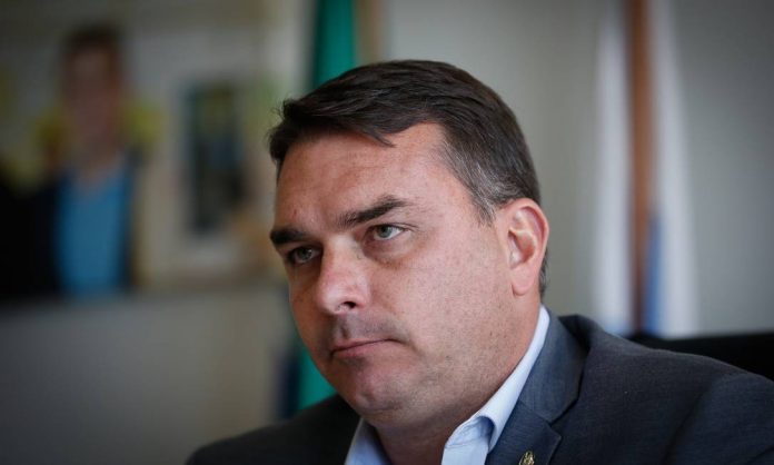 89047820_PA-Brasilia-BSB-04-08-2020-Entrevista-com-o-Senador-Flavio-Bolsonaro-em-seu-gabinete-Fo