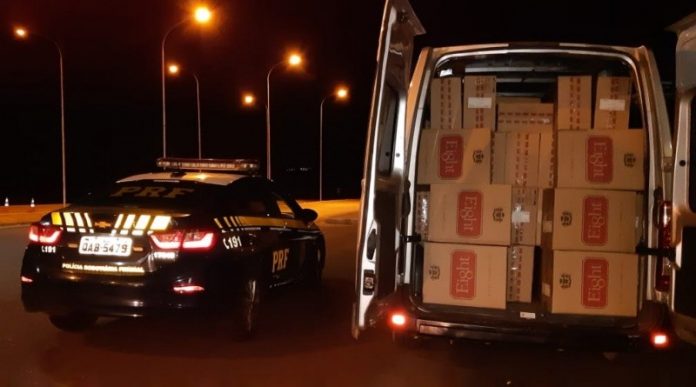 Eldorado-PRF apreende 60 mil maços de cigarros contrabandeados e recupera veículo