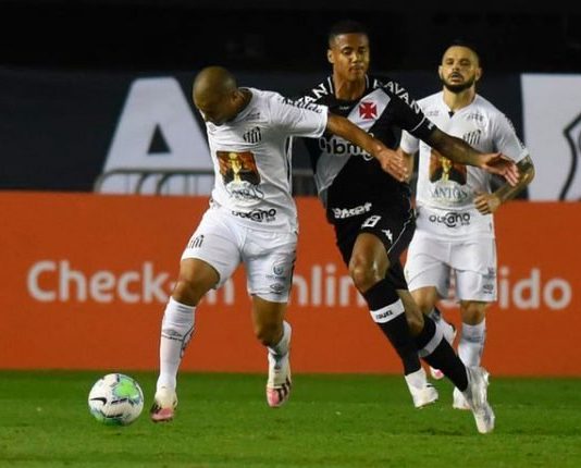 Santos só empata com o Vasco na Vila Belmiro e volta a reclamar do VAR