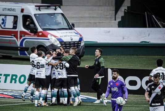 Com gol de pênalti no fim, Coritiba se reabilita no Brasileiro e vence o Vasco