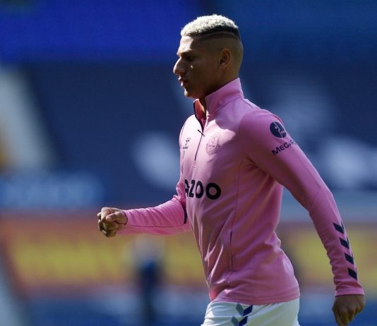 Richarlison é eleito melhor do Everton na temporada e recebe prêmio das mãos de Neymar