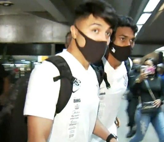 Desembarque do Corinthians tem confusão em aeroporto após protesto de torcedores