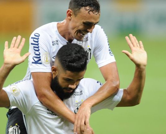 Em jogo de 5 expulsões, Santos joga mal, mas vence Ceará e reage no Brasileirão