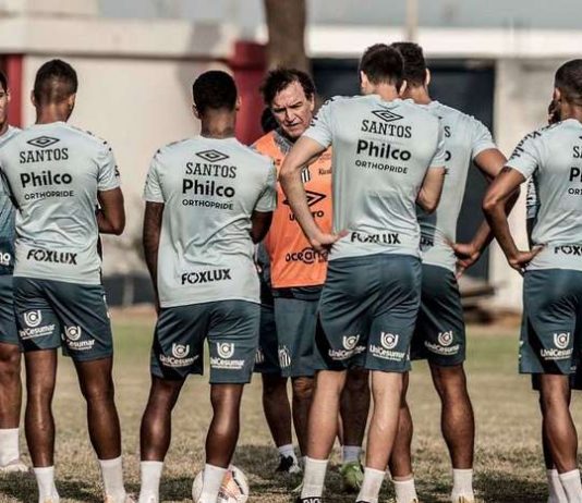 Líder do Grupo G, Santos enfrenta o Delfín no Equador
