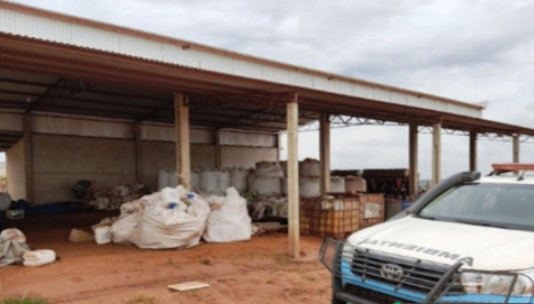 PMA de Naviraí autua paranaense em R$ 12 mil por armazenamento inadequado de embalagens e agrotóxicos em fazenda