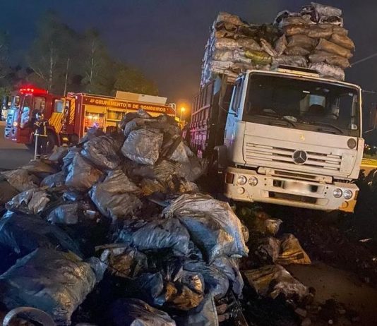 Caminhão com carga de carvão pega fogo e bombeiros são acionados em Guaíra