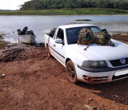 Guaíra – PF e BPFron realizam a prisão de dois criminosos e a apreensão de veículo, barco e carga de pneus