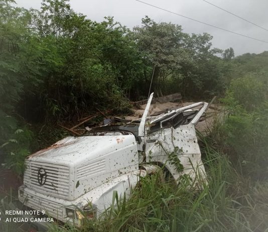 Caminhoneiro tomba veículo na saída de Guaíra no fim da tarde de sexta (04/12)