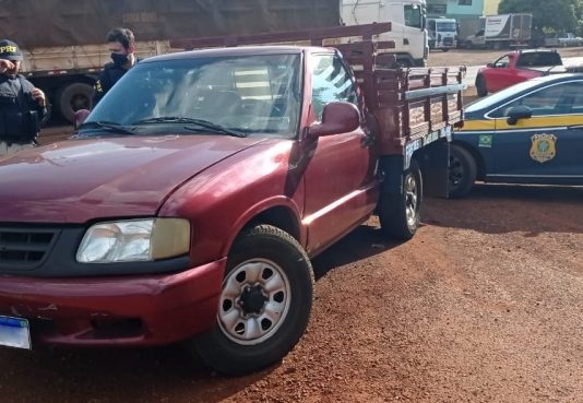 PRF recupera dois veículos roubados e apreende carga de cigarros em Guaíra e Marechal Rondon