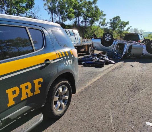 Caminhonete carregada com armas de air-soft capota na BR 272 entre Guaíra e Terra Roxa