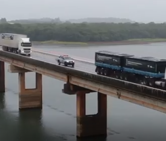 Carretas da RFB partem de Mundo Novo e Guaíra transportando cigarros contrabandeados apreendidos