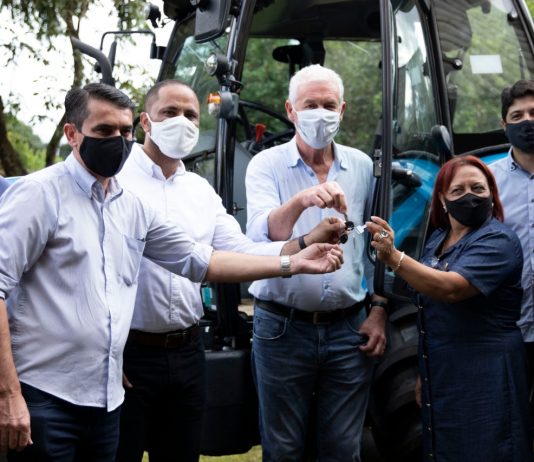 Munícipio de Guaíra passa a contar com mais um trator na frota