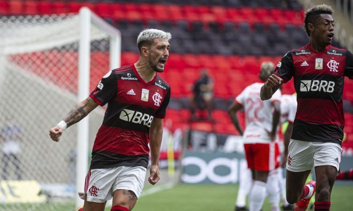 Flamengo-vence-Inter-de-virada-e-assume-a-liderança-do-Brasileiro