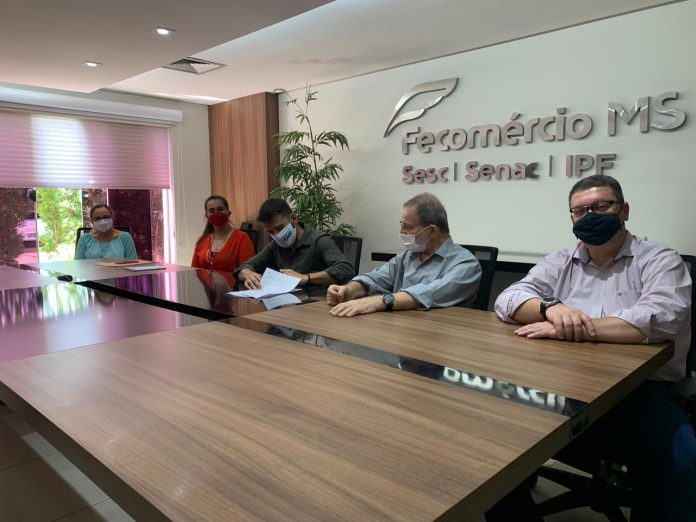 assinatura convênio Fundtur_gestores da Fecomércio e FundTur