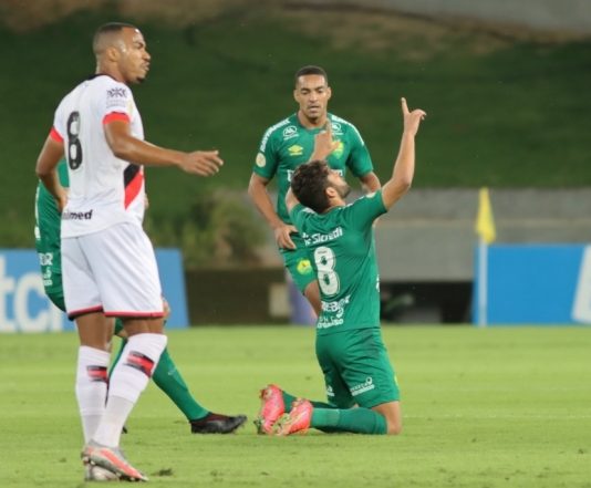 Cuiabá vence Atlético-GO e deixa zona de rebaixamento do Brasileirão pela primeira vez