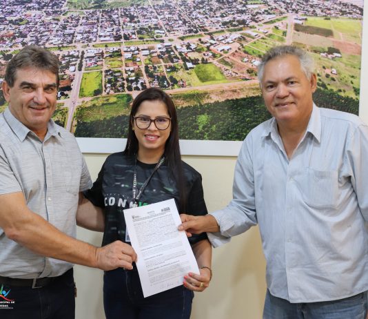 Chico Piroli, prefeito de Sete Quedas, assina contrato para entrega de unidade habitacional