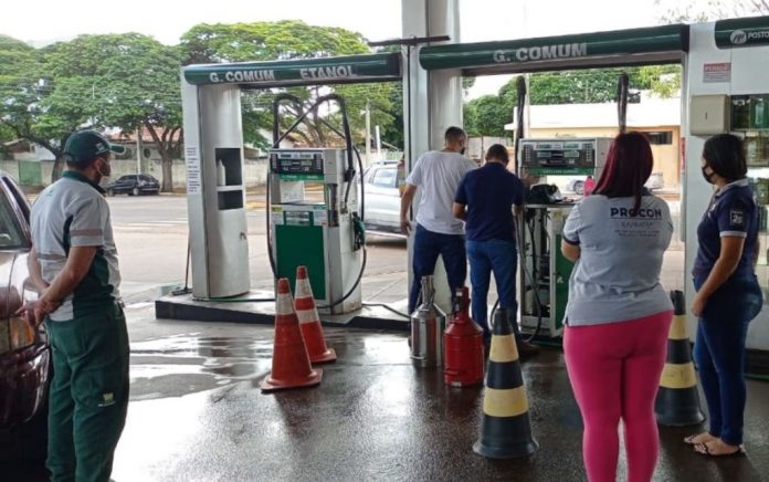 fiscais-do-inmetro-e-do-procon-durante-visita-a-posto-de-combustivel-1
